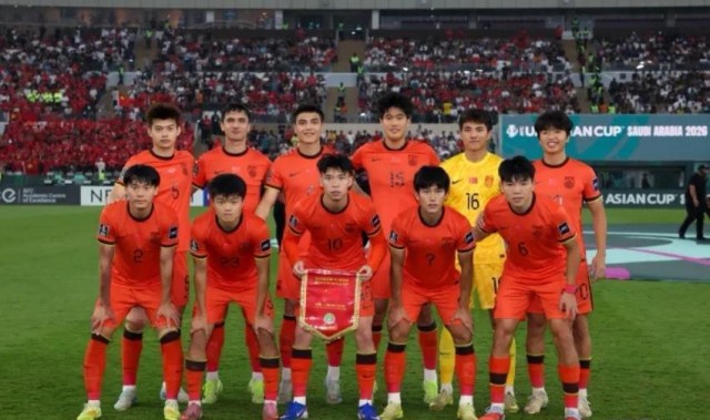 U23国足回国！获献鲜花花环 大量球迷热情接机：欢迎英雄凯旋归来